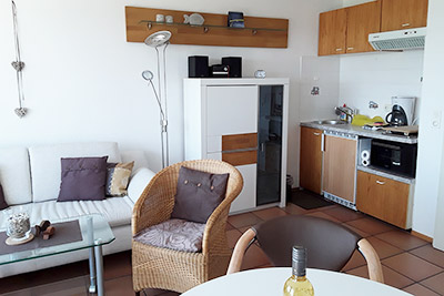 Wohn- und Esszimmer mit voll ausgestatteter Küchenzeile